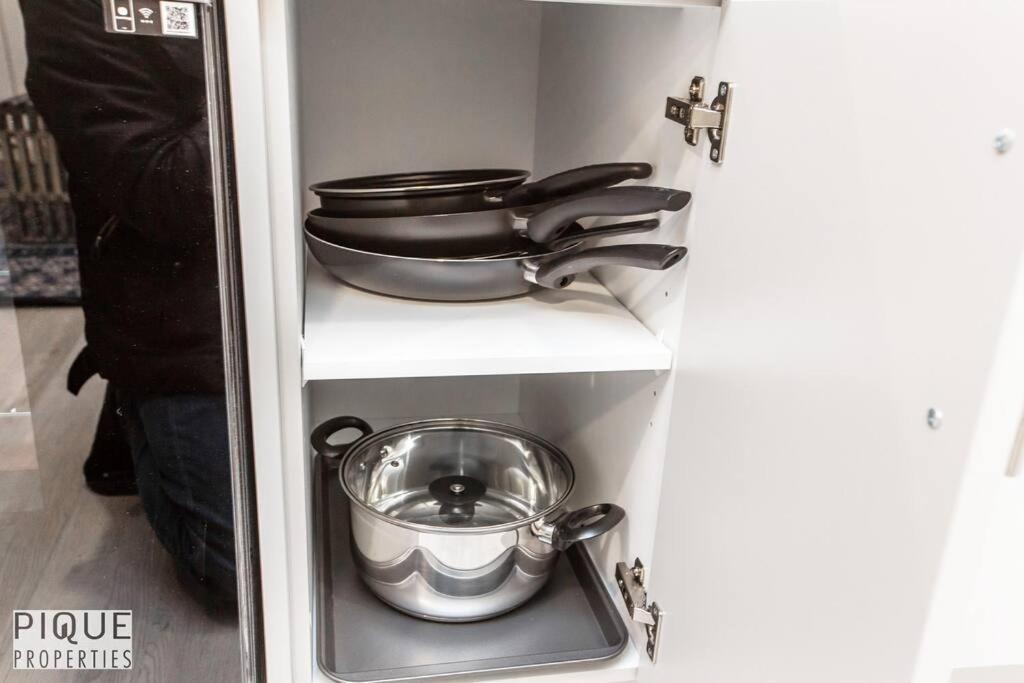 *New* Modern Suite King Bed! Netflix! Sleeps 4! Edmonton Exterior foto