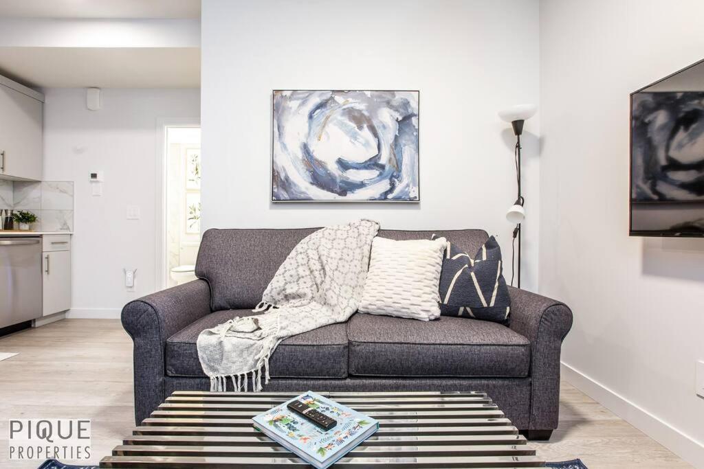 *New* Modern Suite King Bed! Netflix! Sleeps 4! Edmonton Exterior foto