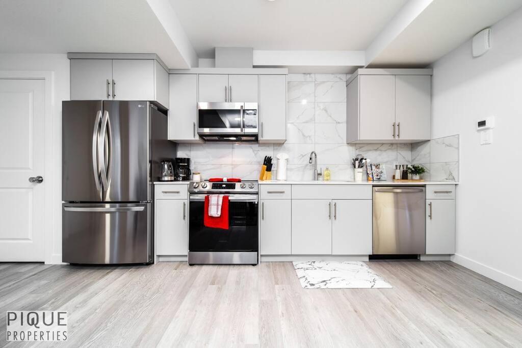 *New* Modern Suite King Bed! Netflix! Sleeps 4! Edmonton Exterior foto